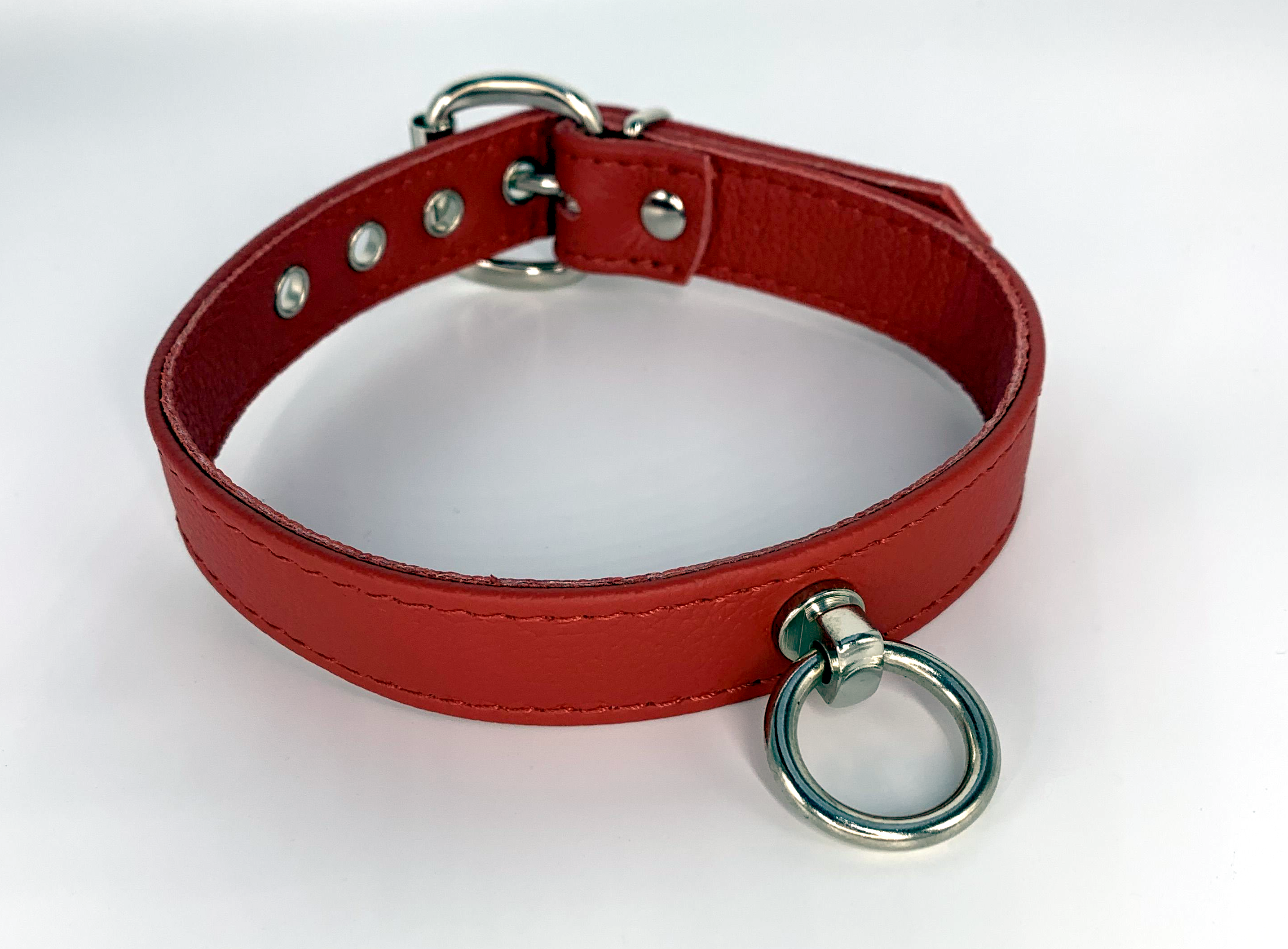 rotes Halsband mit Ring der O