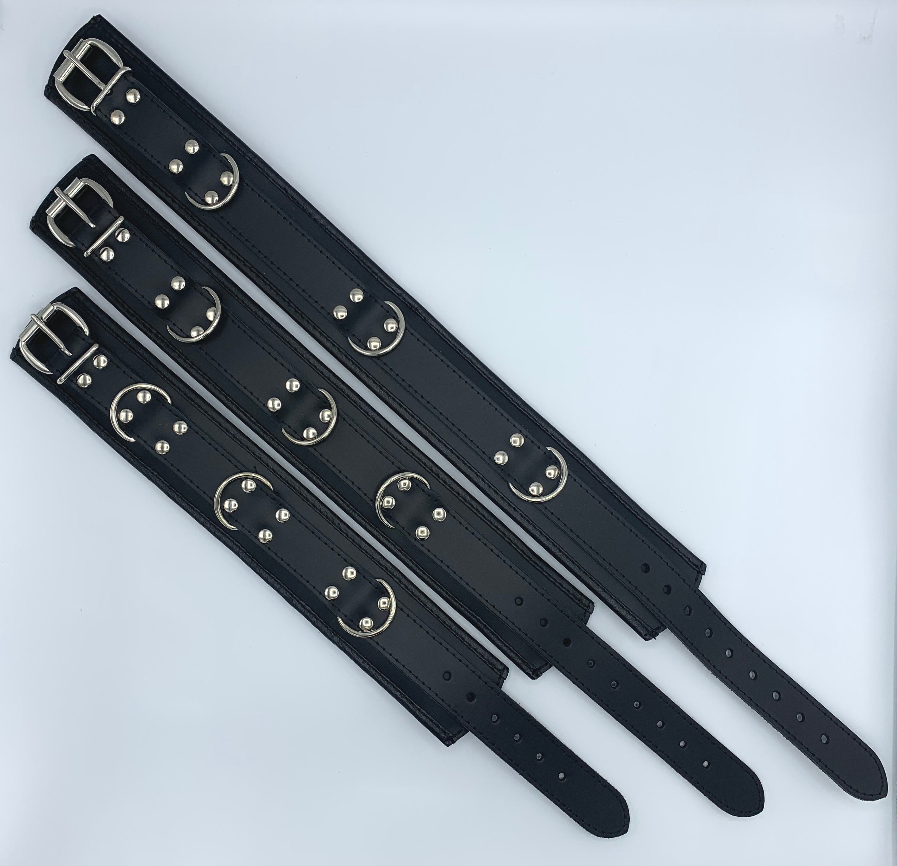 Alle drei Größen nebeneinander von gepolstertem Halsband mit Ringen bei pm-bodyleather.de