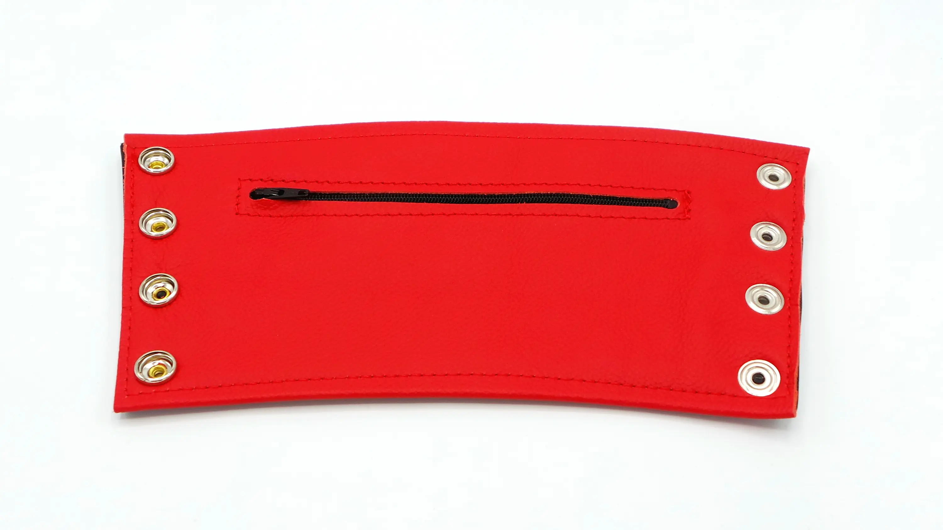 Rote Innenseite des Leder-Armbands mit schwarzem Reißverschluss-Geldfach und Druckknöpfen