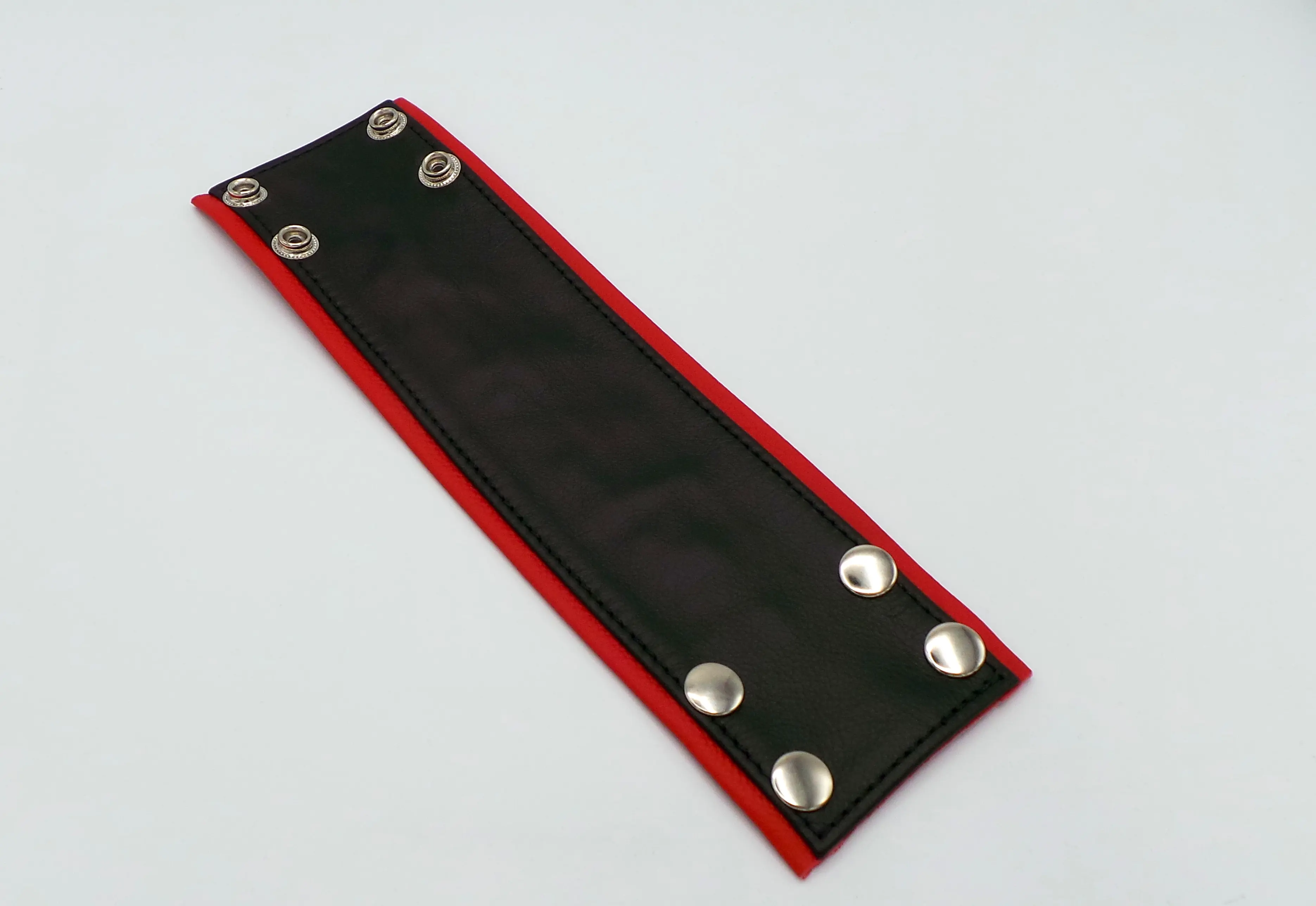 Schwarz und rotes Armband aus Echtleder von oben mit Druckknöpfen