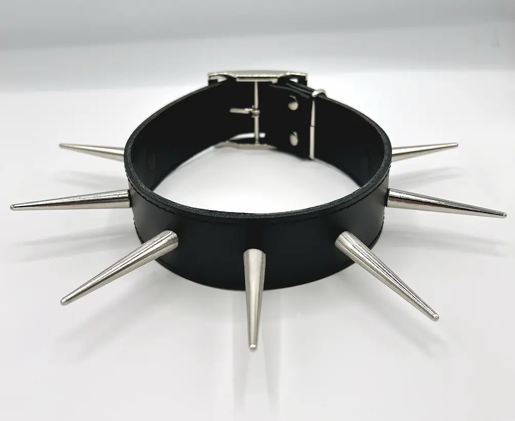 Halsband mit extra langen Spitznieten 55 mm