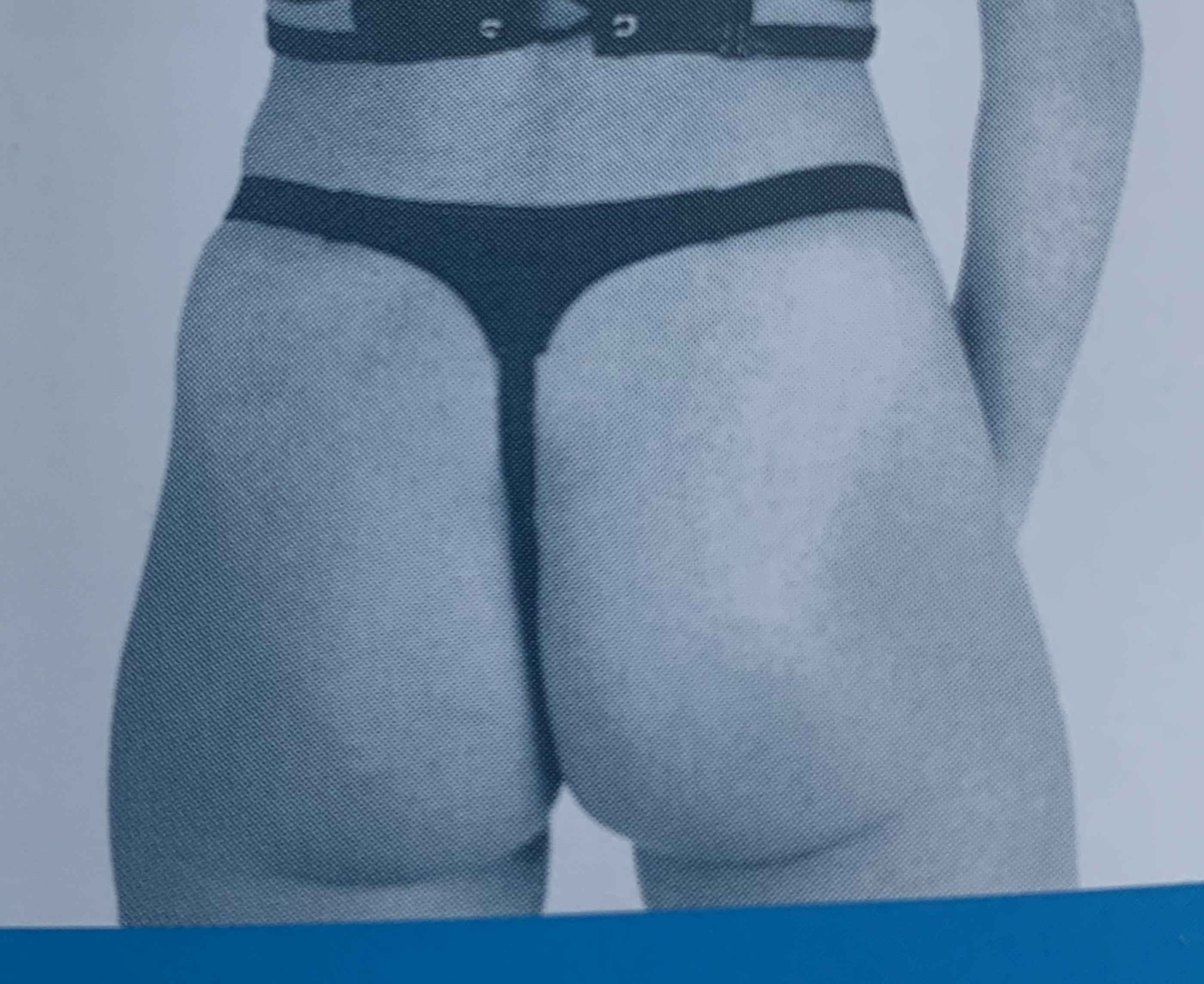 Damen-String aus perforiertem Leder