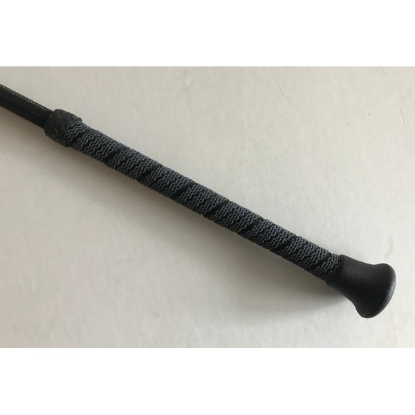 schwarze Gerte mit Lederklatsche