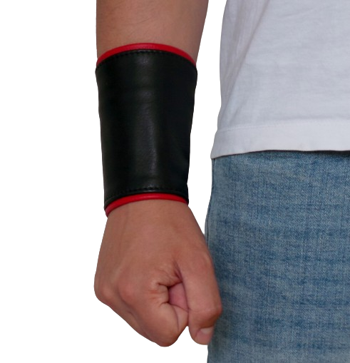 Schwarzes Leder-Armband mit roter Paspel am Handgelenk getragen, Frontansicht