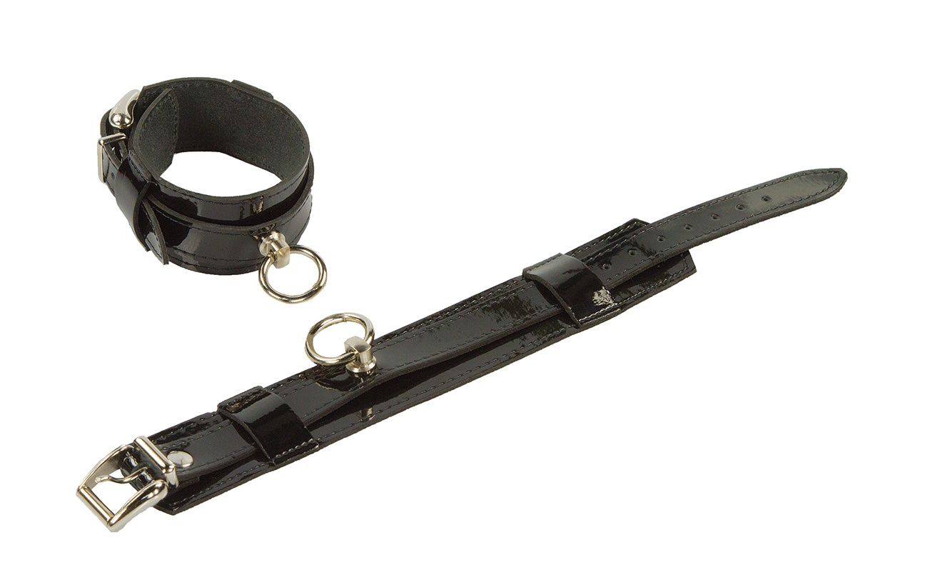 Fußfesseln aus Lackleder  mit Ring der O