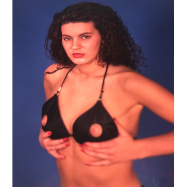 Leder BH mit freien Nippel in Leder in schwarz am Model
