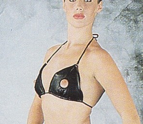 Leder BH mit freien Nippeln am Model