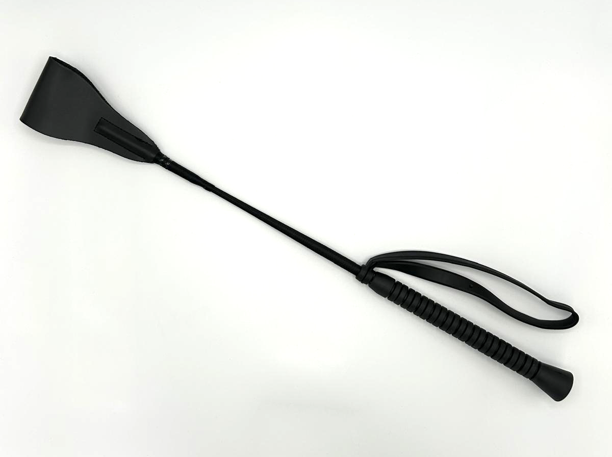 Schwarze Fetish Gerte mit Rindsleder-Klatsche und geriffeltem Griff, Gesamtlänge 46 cm