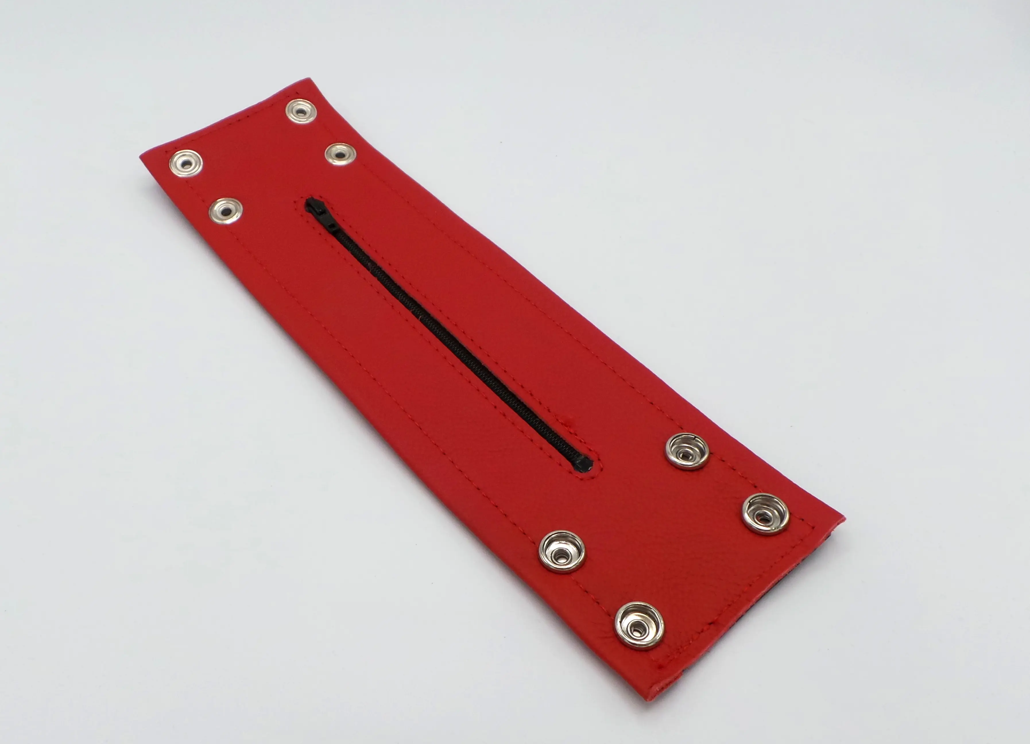 Schwarz und rotes Armband aus Echtleder von unten mit Druckknöpfen