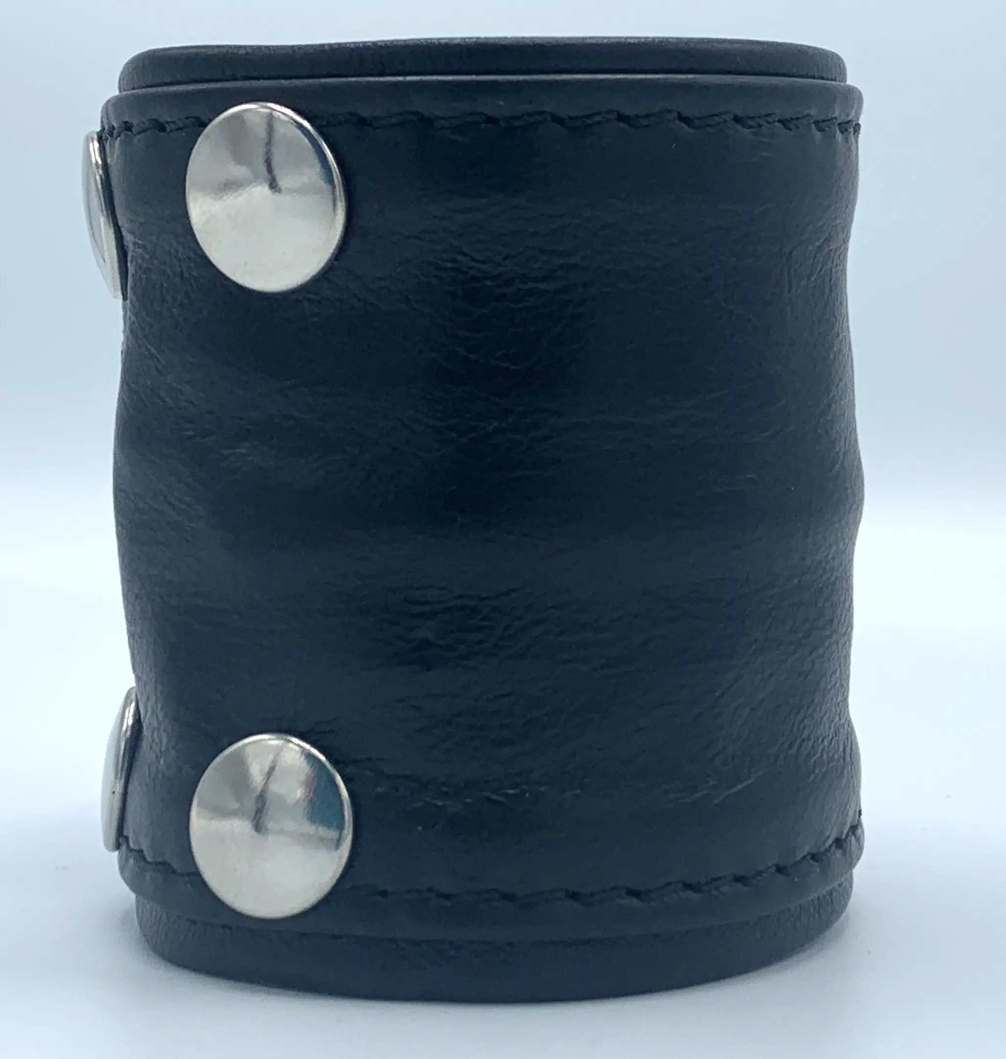 Armband mit Geldfach zusammen mit weisem Hintergrund