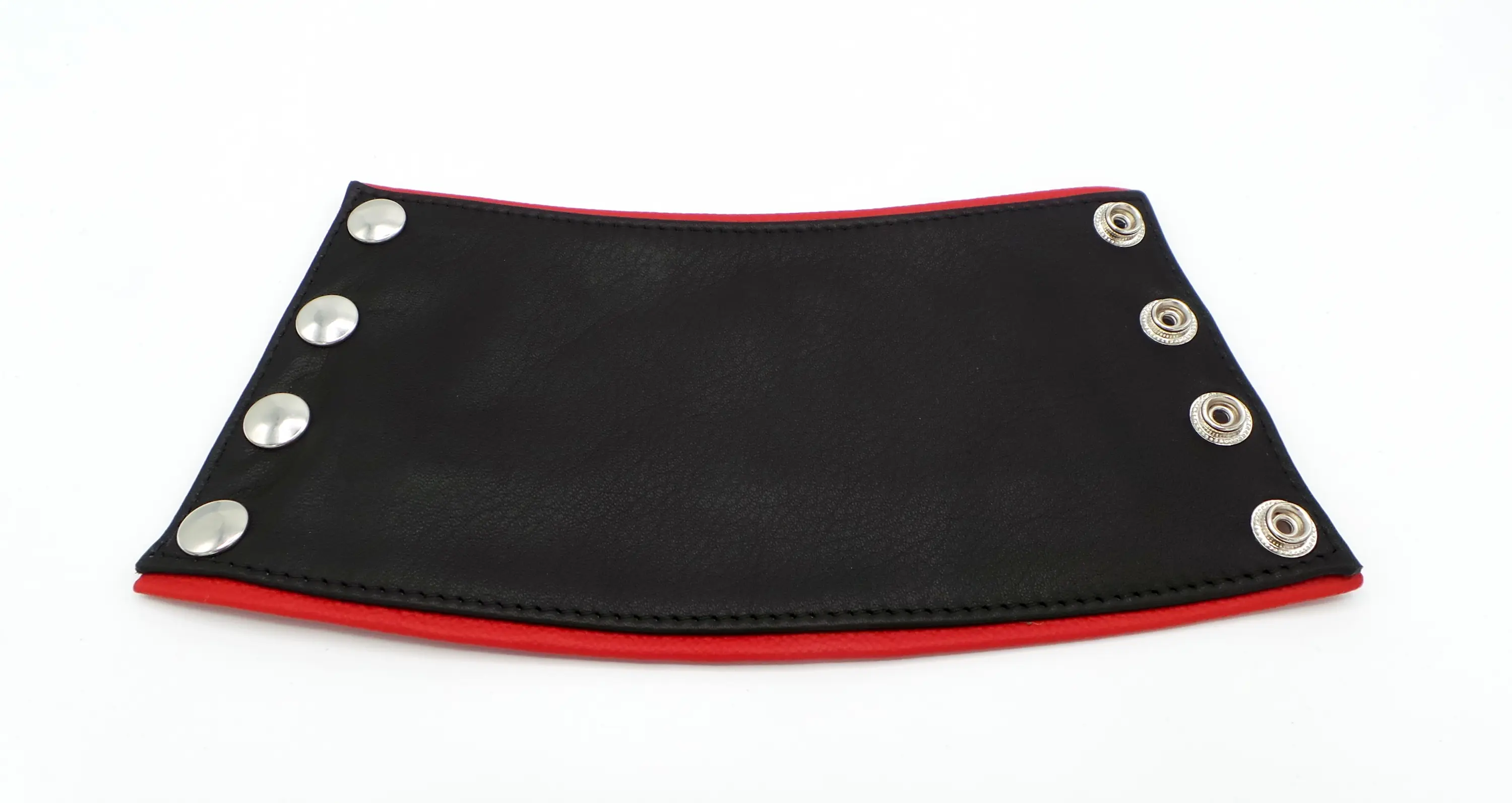 Breites schwarzes Leder-Armband mit roter Paspel und Druckknöpfen, Außenansicht