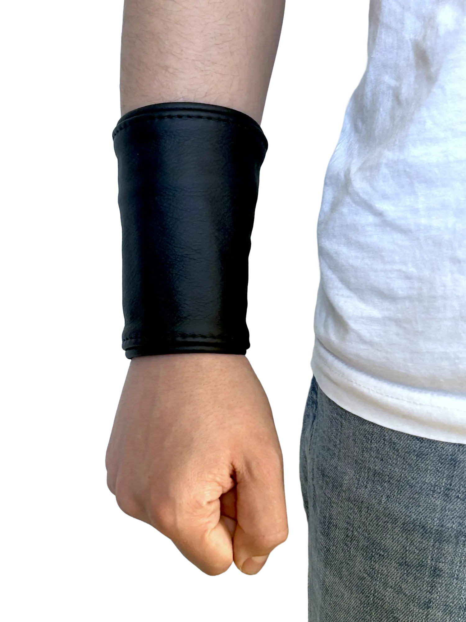 Schwarzes Lederarmband mit Geldfach am Model