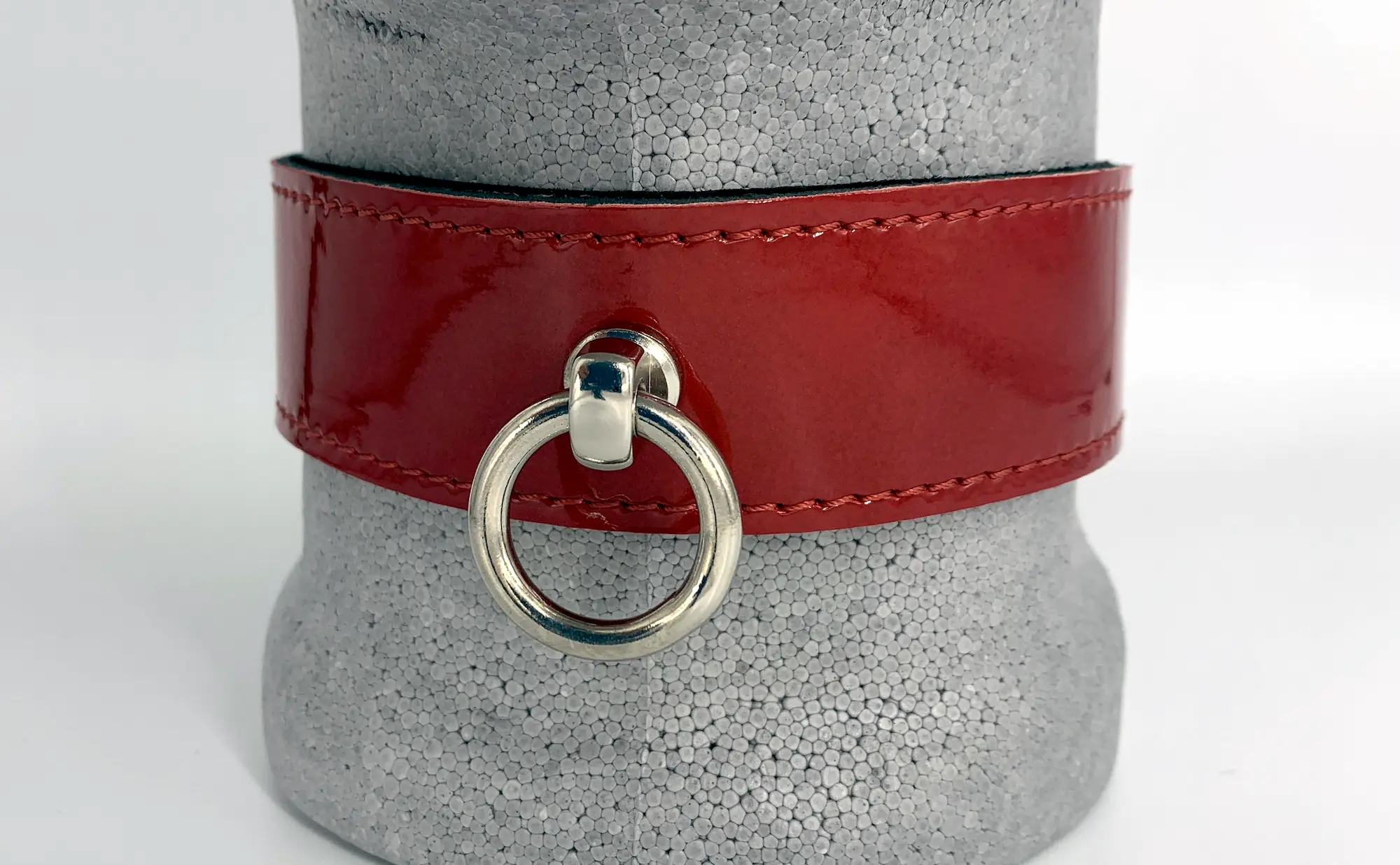 Halsband Passion aus rotem Lackleder – Trageansicht auf Styroporkopf